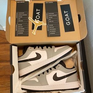 NEW AirJORDAN 1 Low GS ‘Light smoke grey’US Y 7 (equivalent W8.5)Verified GOAT